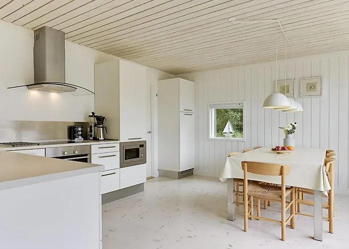 Iolani - 250m From The Sea By Interhome Nyaraló